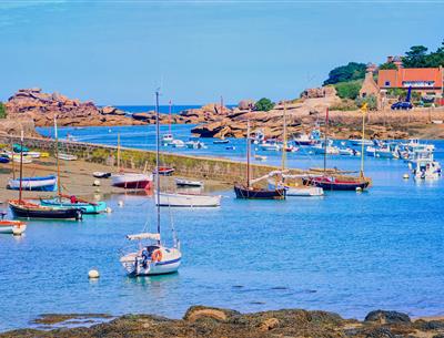 Randonnée sur Granite Rose, proche du Village Perrosien, camping à Perros-Guirec.