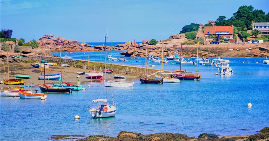 Randonnée sur Granite Rose, proche du Village Perrosien, camping à Perros-Guirec.
