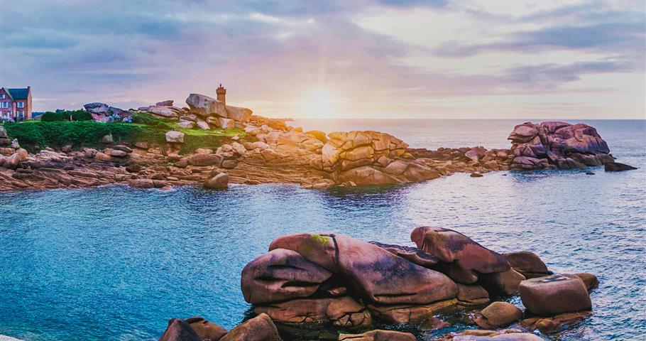 Randonnée sur Granite Rose, proche du Village Perrosien, camping à Perros-Guirec.