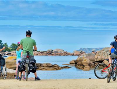 Randonnée sur Granite Rose, proche du Village Perrosien, camping à Perros-Guirec.
