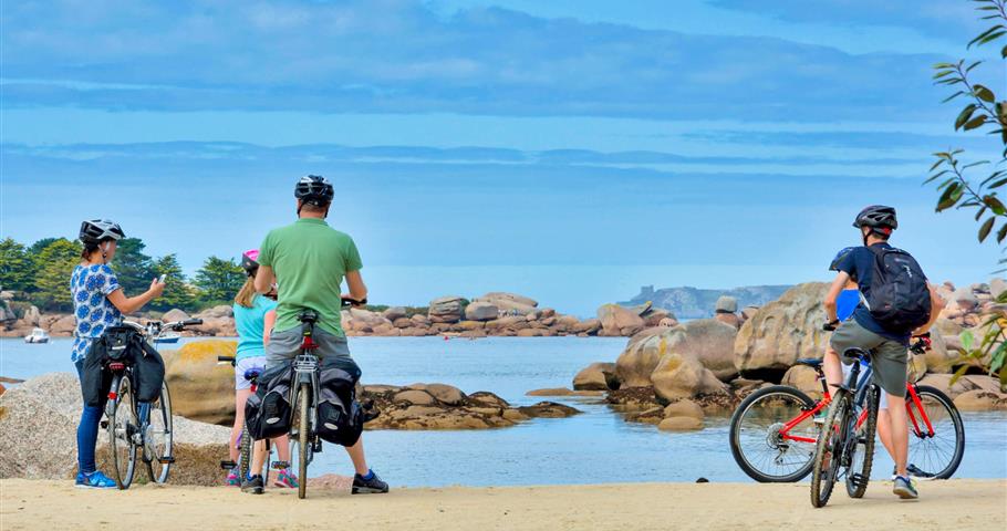 Randonnée sur Granite Rose, proche du Village Perrosien, camping à Perros-Guirec.
