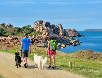 Randonnée sur Granite Rose, proche du Village Perrosien, camping à Perros-Guirec.