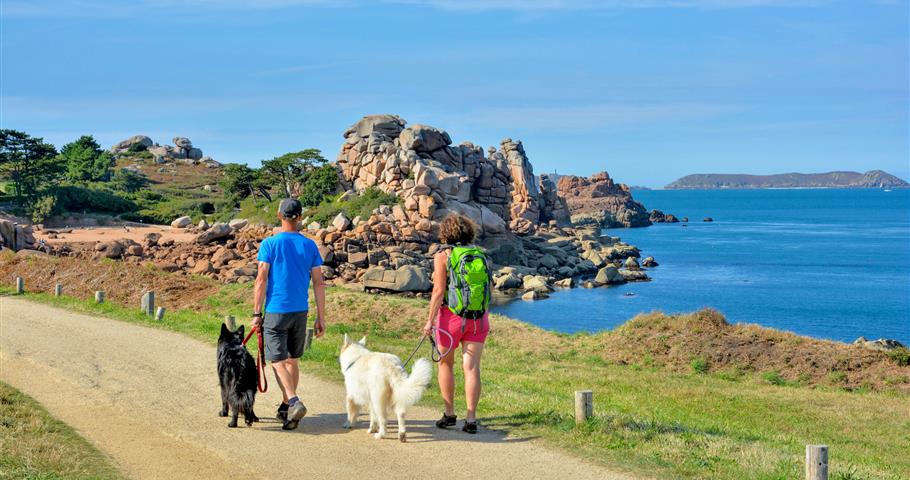 Randonnée sur Granite Rose, proche du Village Perrosien, camping à Perros-Guirec.