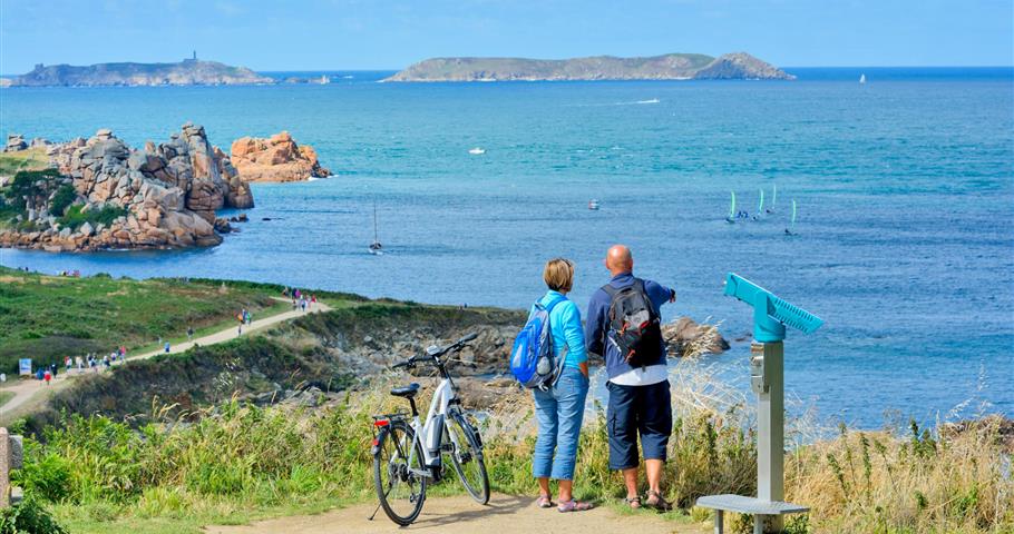 Randonnée sur Granite Rose, proche du Village Perrosien, camping à Perros-Guirec.