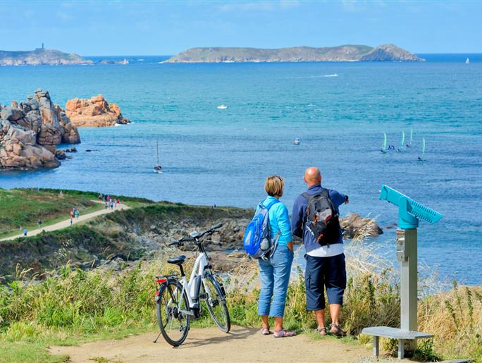 Randonnée sur Granite Rose, proche du Village Perrosien, camping à Perros-Guirec.