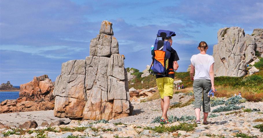 Randonnée sur Granite Rose, proche du Village Perrosien, camping à Perros-Guirec.
