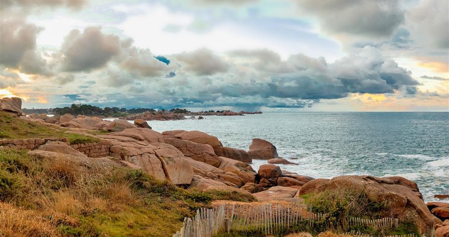 Ploumanach, proche du Village Perrosien, camping à Perros-Guirec.