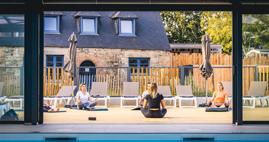 Pratiquer le yoga près du Village Perrosien, camping à Perros-Guirec.