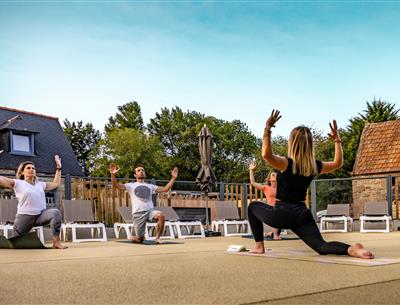 Pratiquer le yoga près du Village Perrosien, camping à Perros-Guirec.