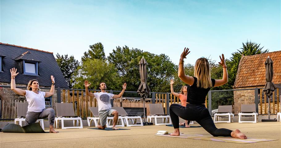 Pratiquer le yoga près du Village Perrosien, camping à Perros-Guirec.