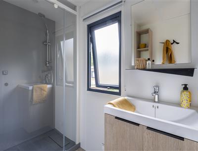 Confort 2ch 4p à Perros Guirec au Village Perrosien Bretagne - salle de bain